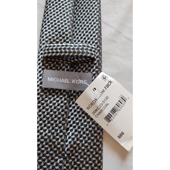 Michael Kors Men's Elegant 3D Silk Tie - Picture 3 of 7